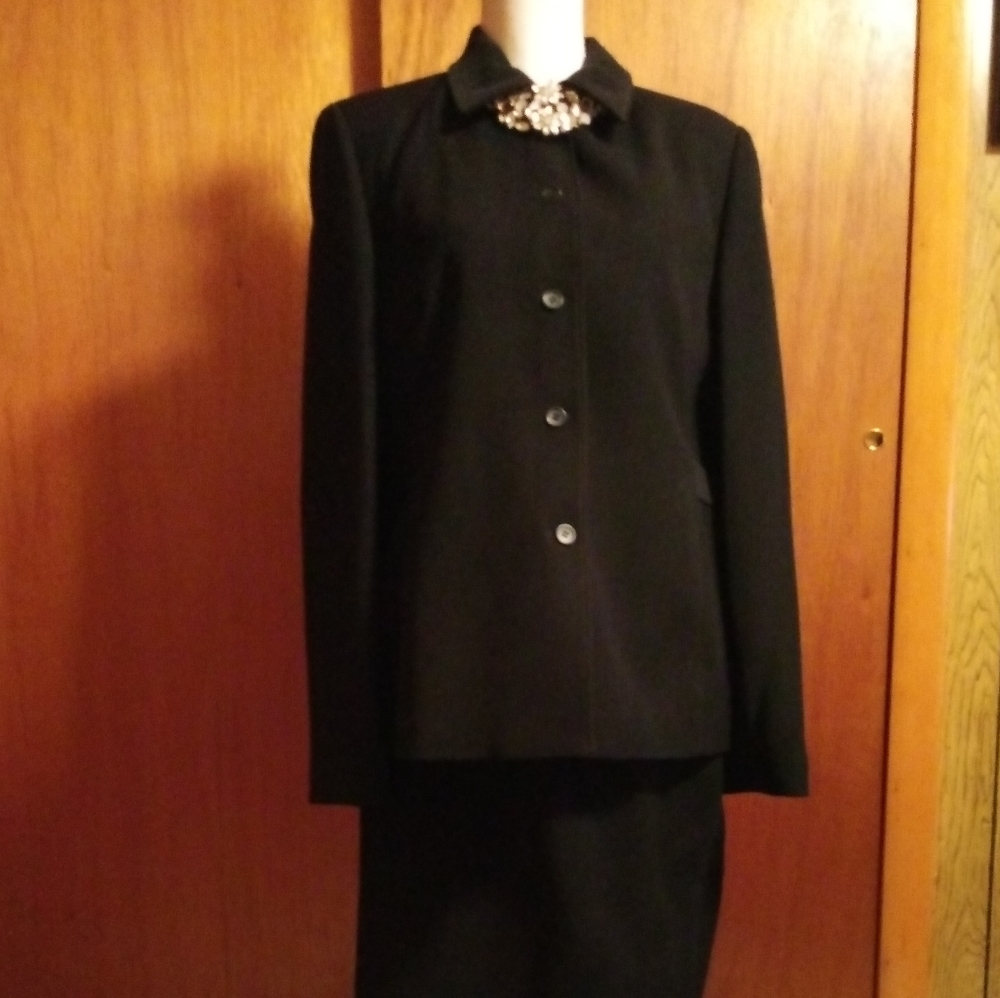 Like New!!! Rafael 2 pc skirt and jacket
